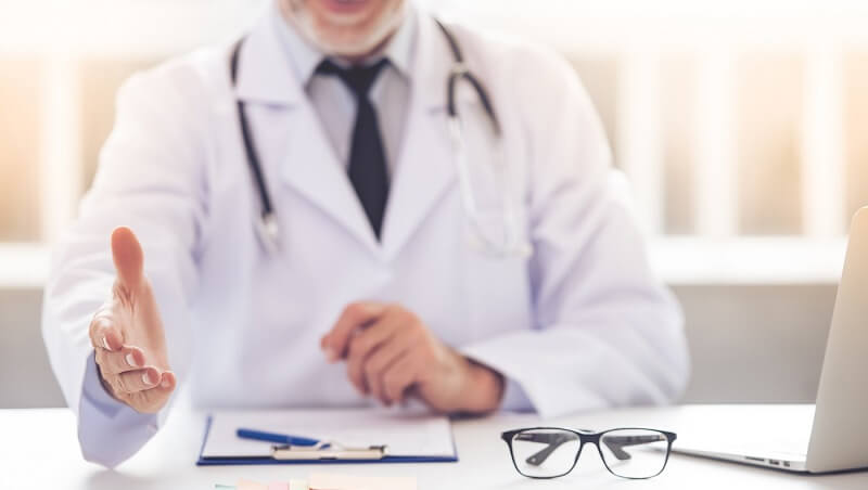 ¿Cómo elijo un cirujano plástico para mi procedimiento?