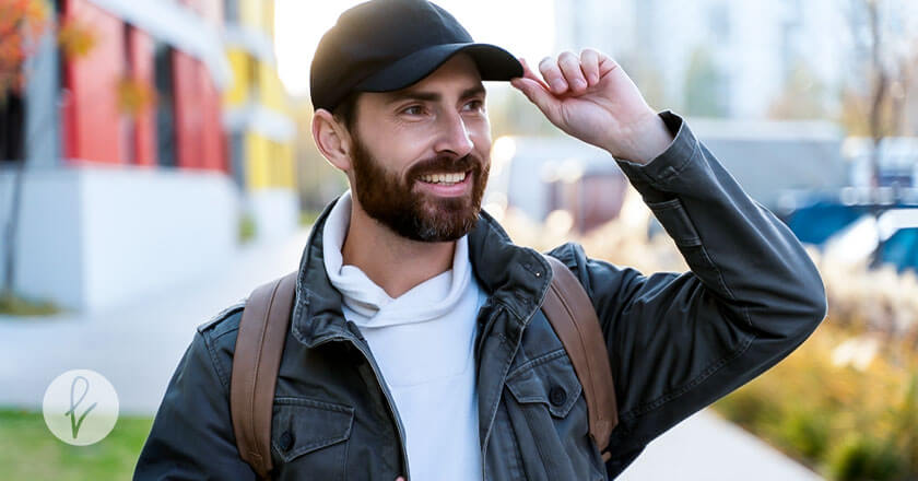 ¿Cascos, gorras y sombreros ahogan el folículo?