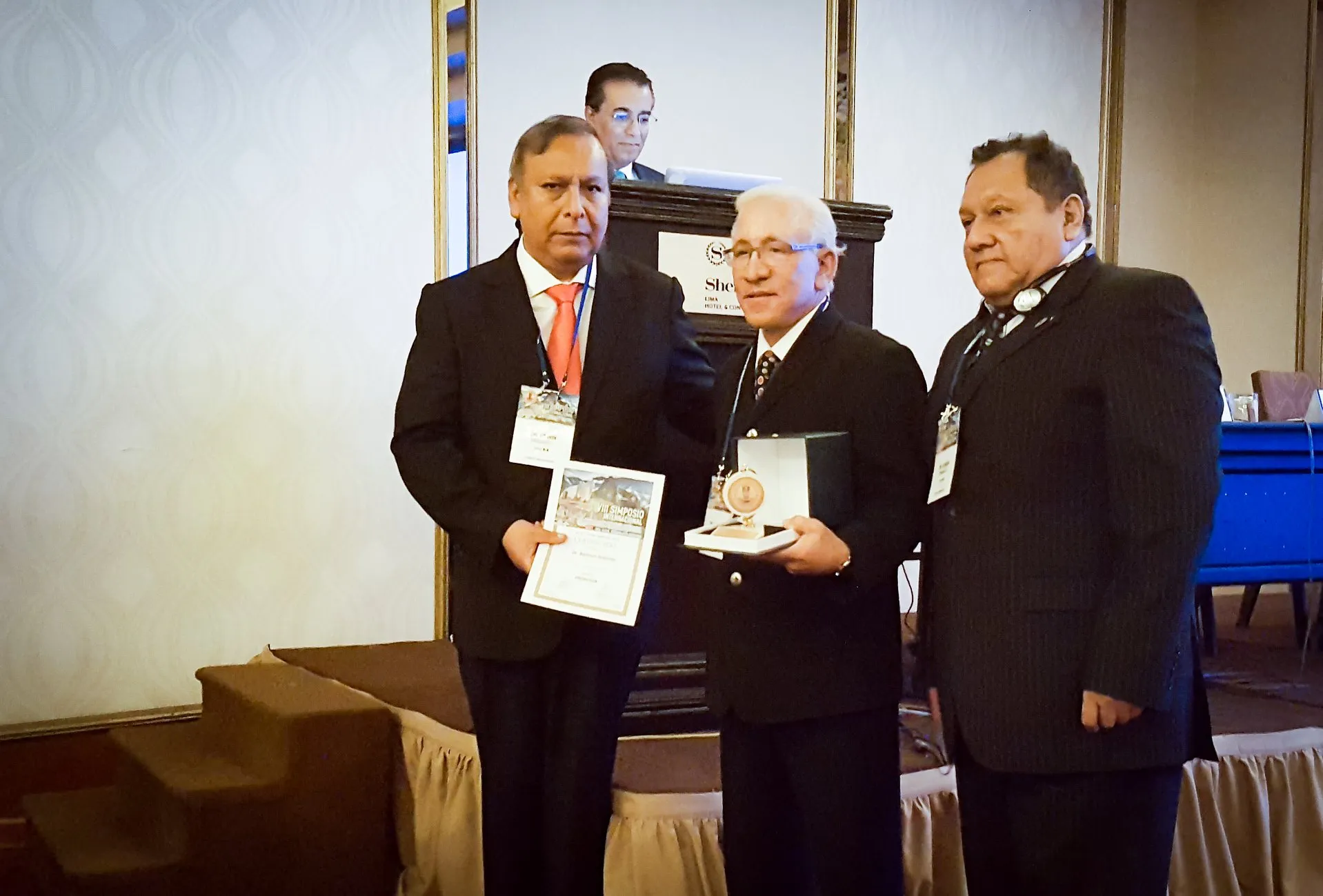 El Dr. Edwin Vásquez junto al Dr. Ruben Ormeño entregándole un reconocimento al destacado Dr. Bahman Guyuron (E.E.U.U)