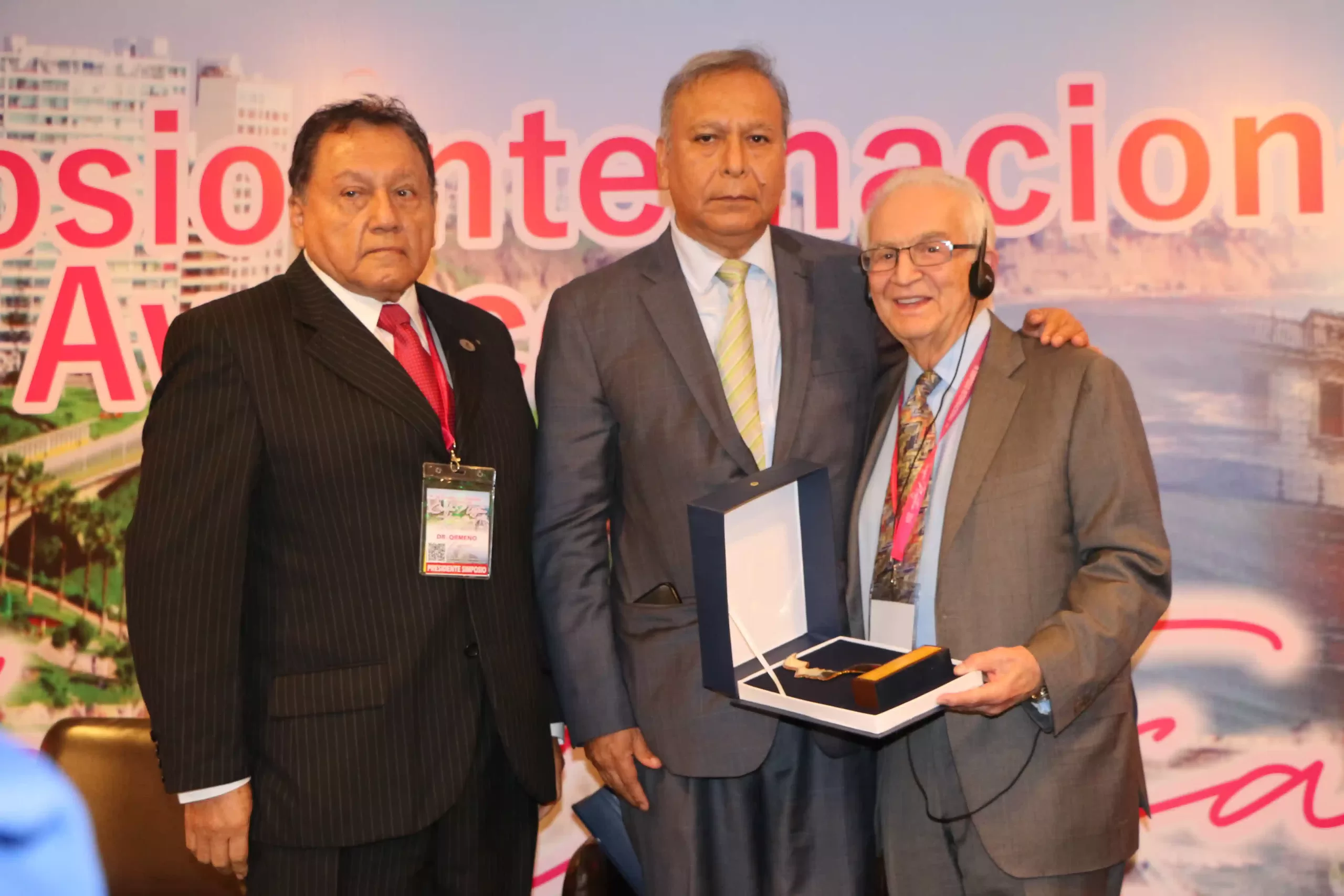  Dr. Rubén Ormeño, Dr. Edwin Vásquez y el Dr. Foad Nahai, 