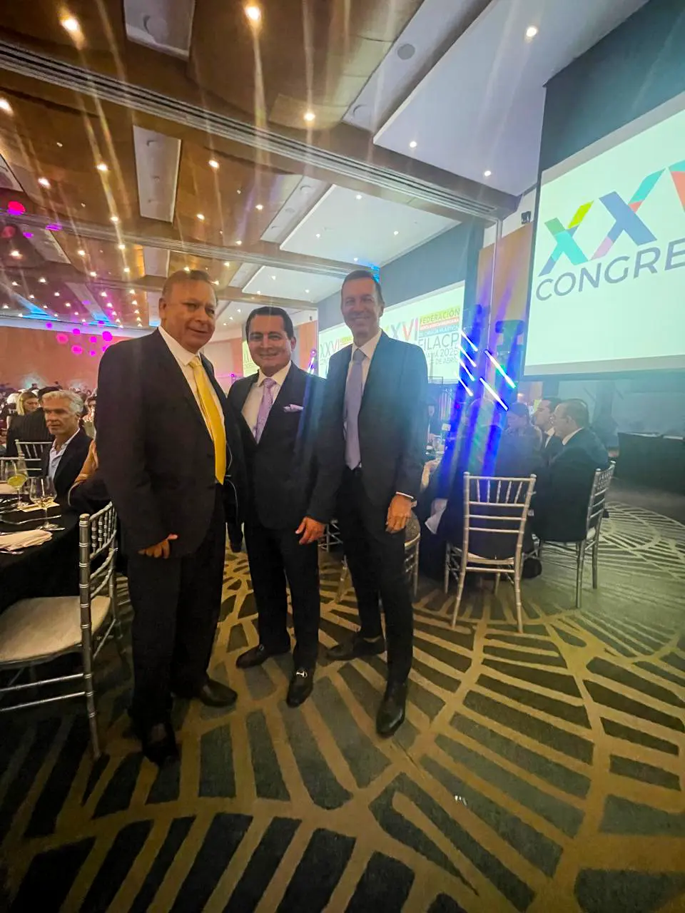 Dr. Edwin Vásquez, Dr. Frank Zegarra y el Dr. Humberto Campos.