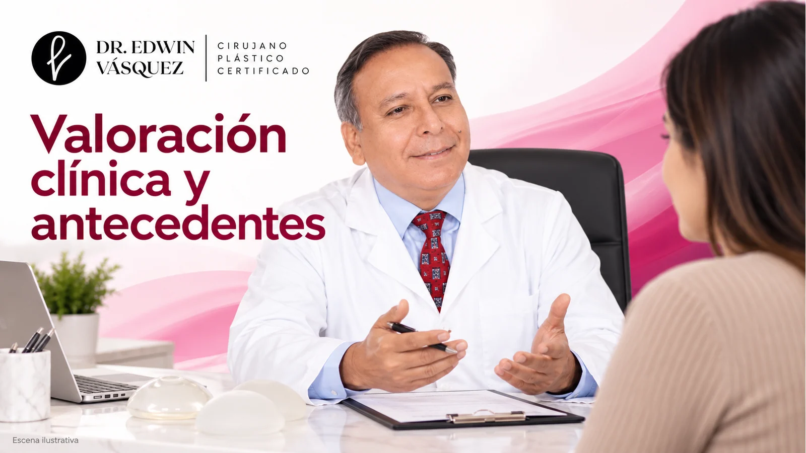 Escena ilustrativa: El Dr. Edwin Vásquez escucha los antecedentes de una paciente durante una valoración ilustrativa de implantes.