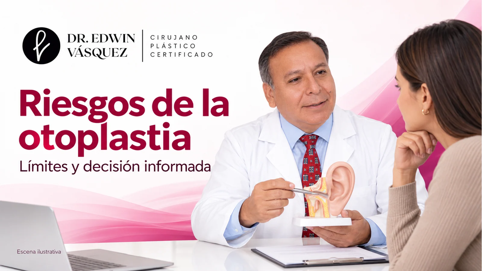 Escena ilustrativa: El Dr. Edwin Vásquez conversa con una paciente junto a un modelo de oreja sobre riesgos y límites de otoplastia.