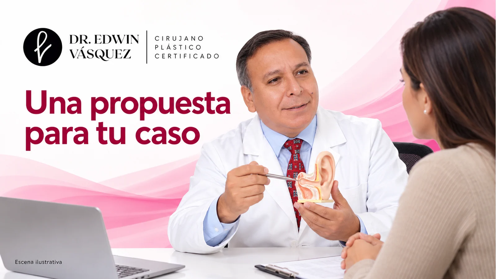 Escena ilustrativa: El Dr. Edwin Vásquez utiliza un modelo de oreja al conversar con una paciente sobre una propuesta individual.