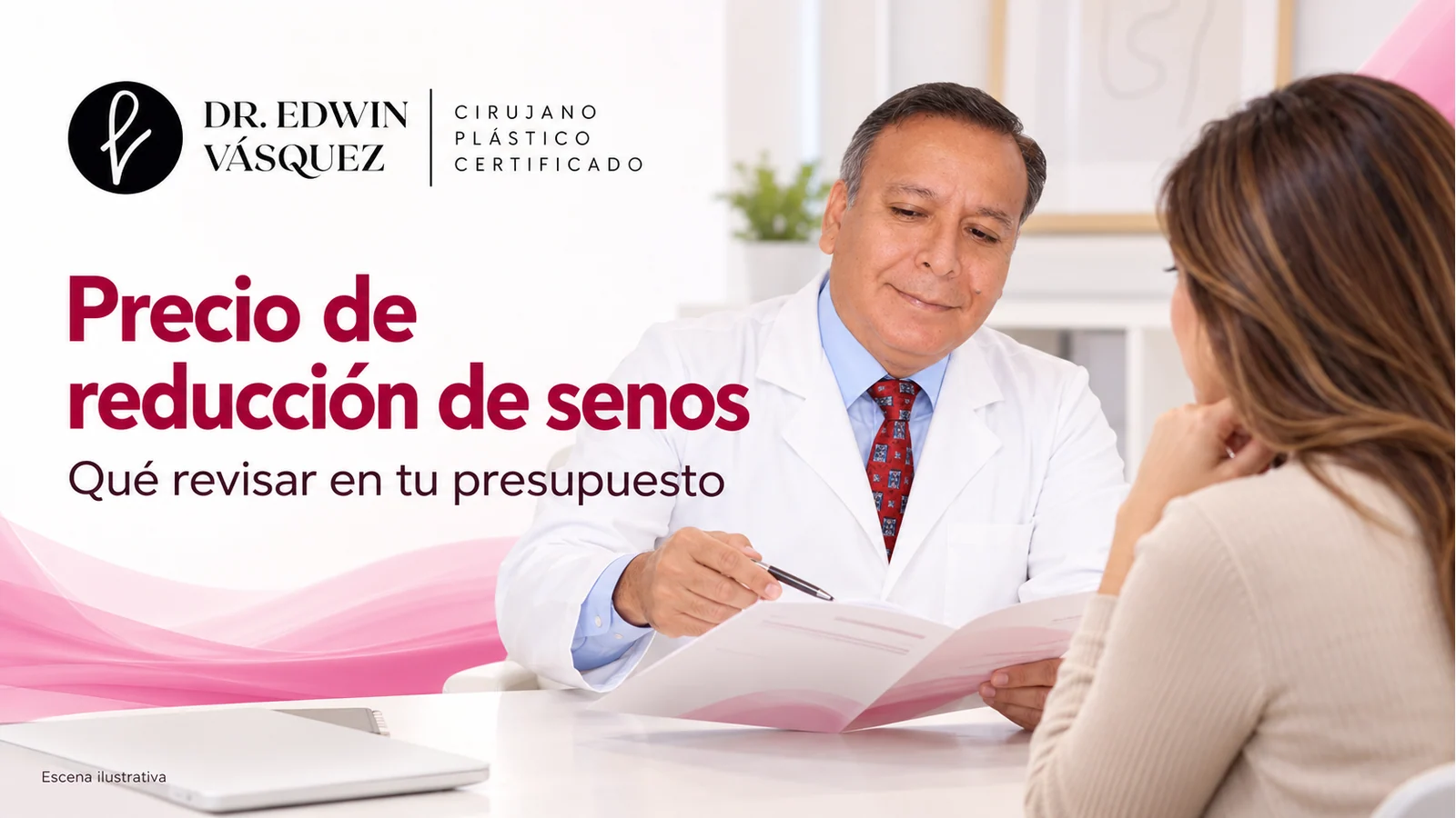 Escena ilustrativa: El Dr. Edwin Vásquez revisa con una paciente una propuesta de presupuesto de reducción de senos, sin importes.