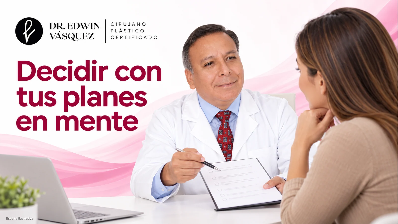 Escena ilustrativa: El Dr. Edwin Vásquez y una paciente revisan una lista de preguntas sobre cirugía mamaria y planes de lactancia.